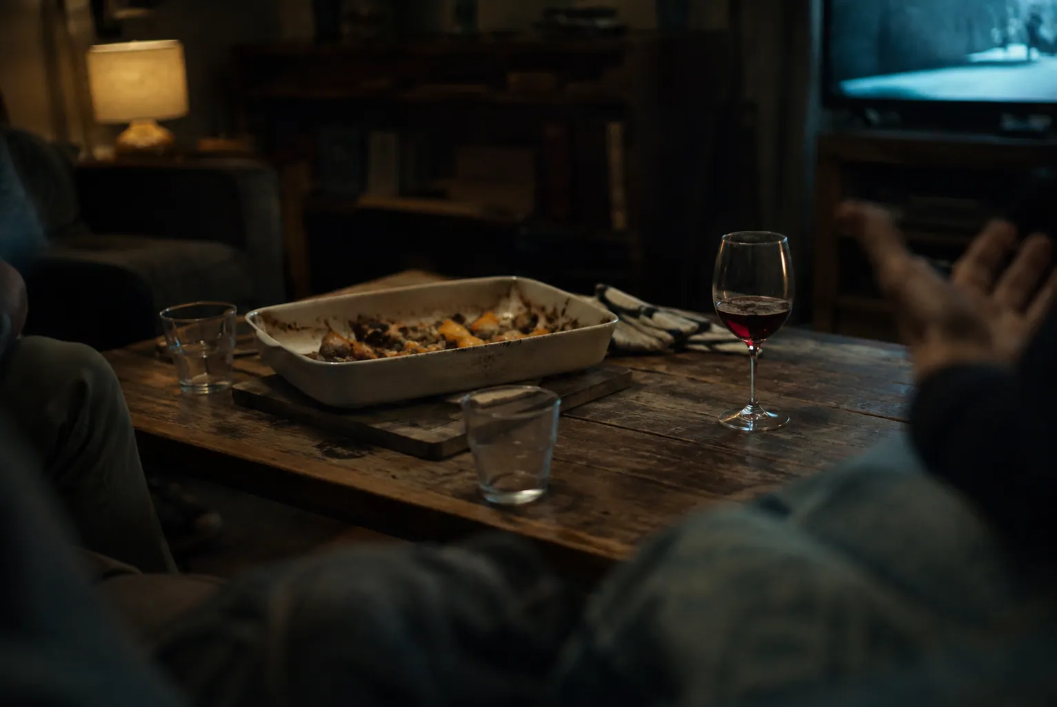 映画を観終えた夜、食事の跡と赤ワインを前に話を続ける二人