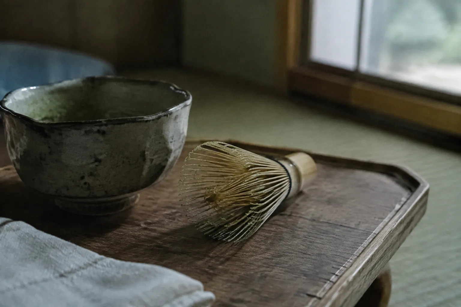 使い終えた茶碗と濡れた茶筅を載せた木の盆